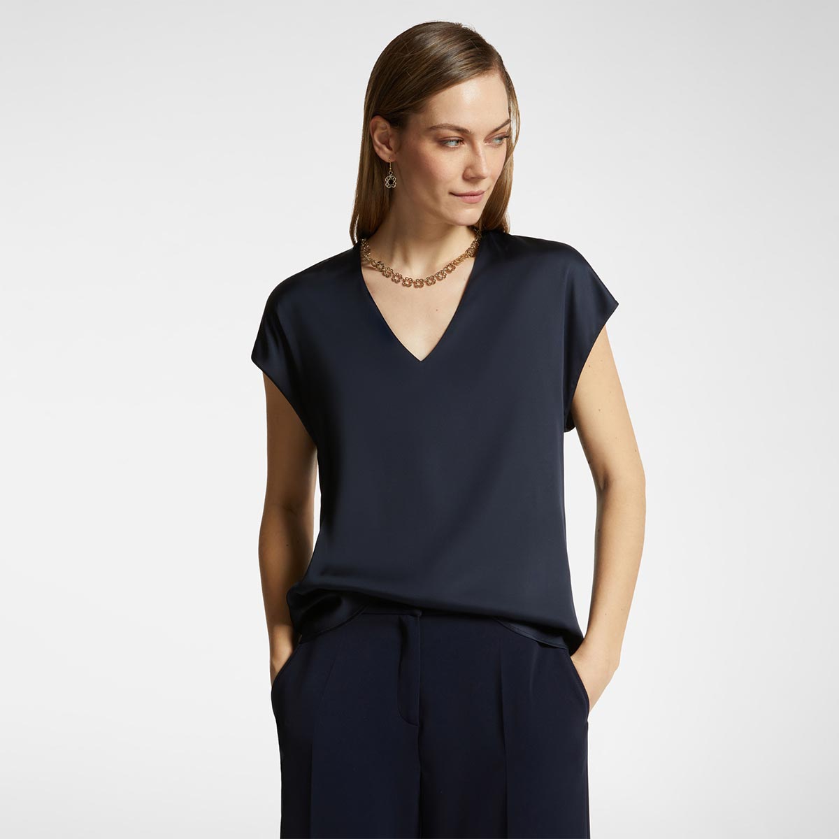 Blusa in raso con scollo a V