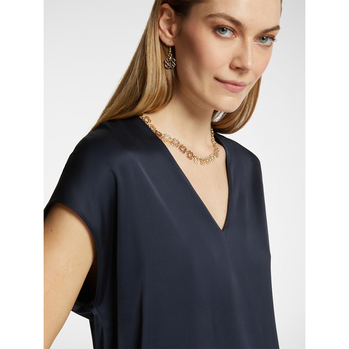Blusa in raso con scollo a V
