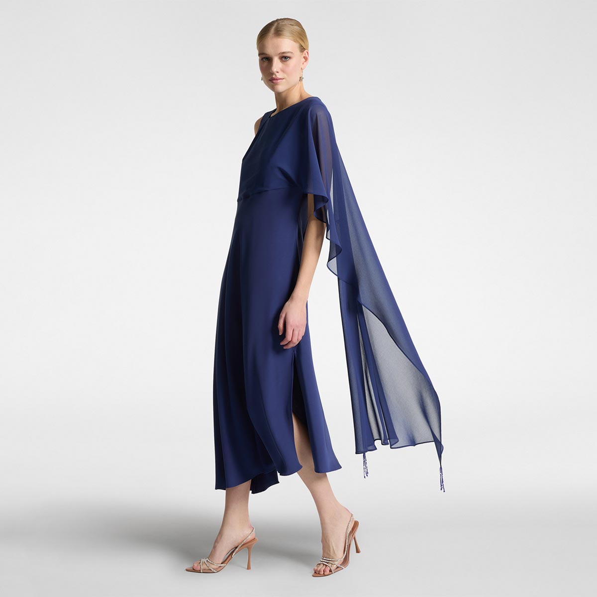 Abito lungo elegante con stola