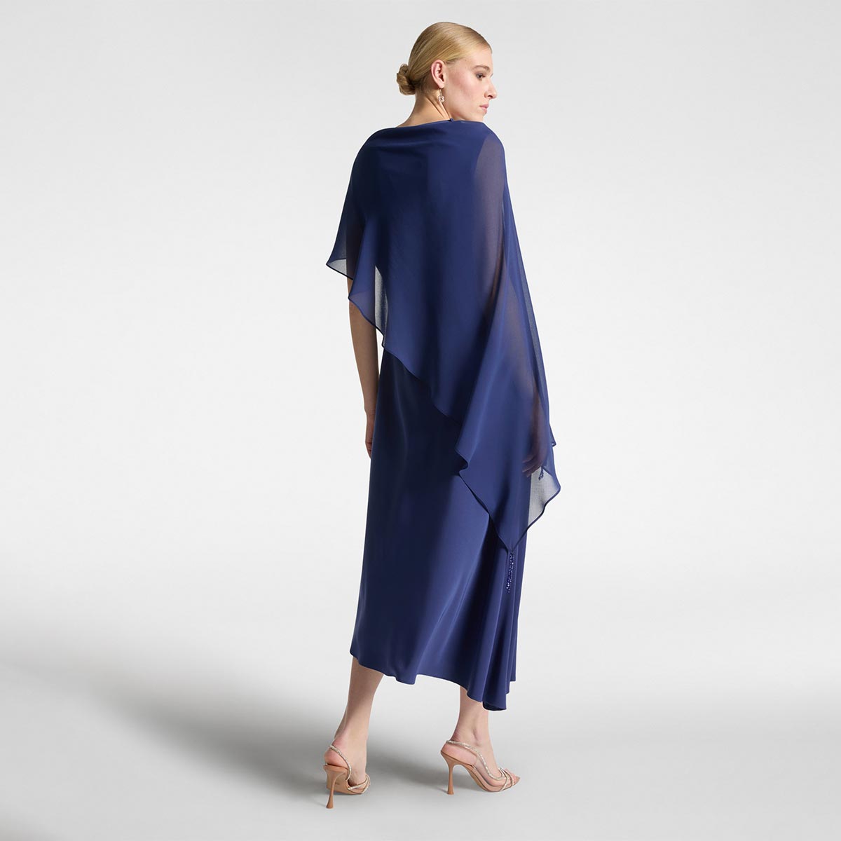 Abito lungo elegante con stola