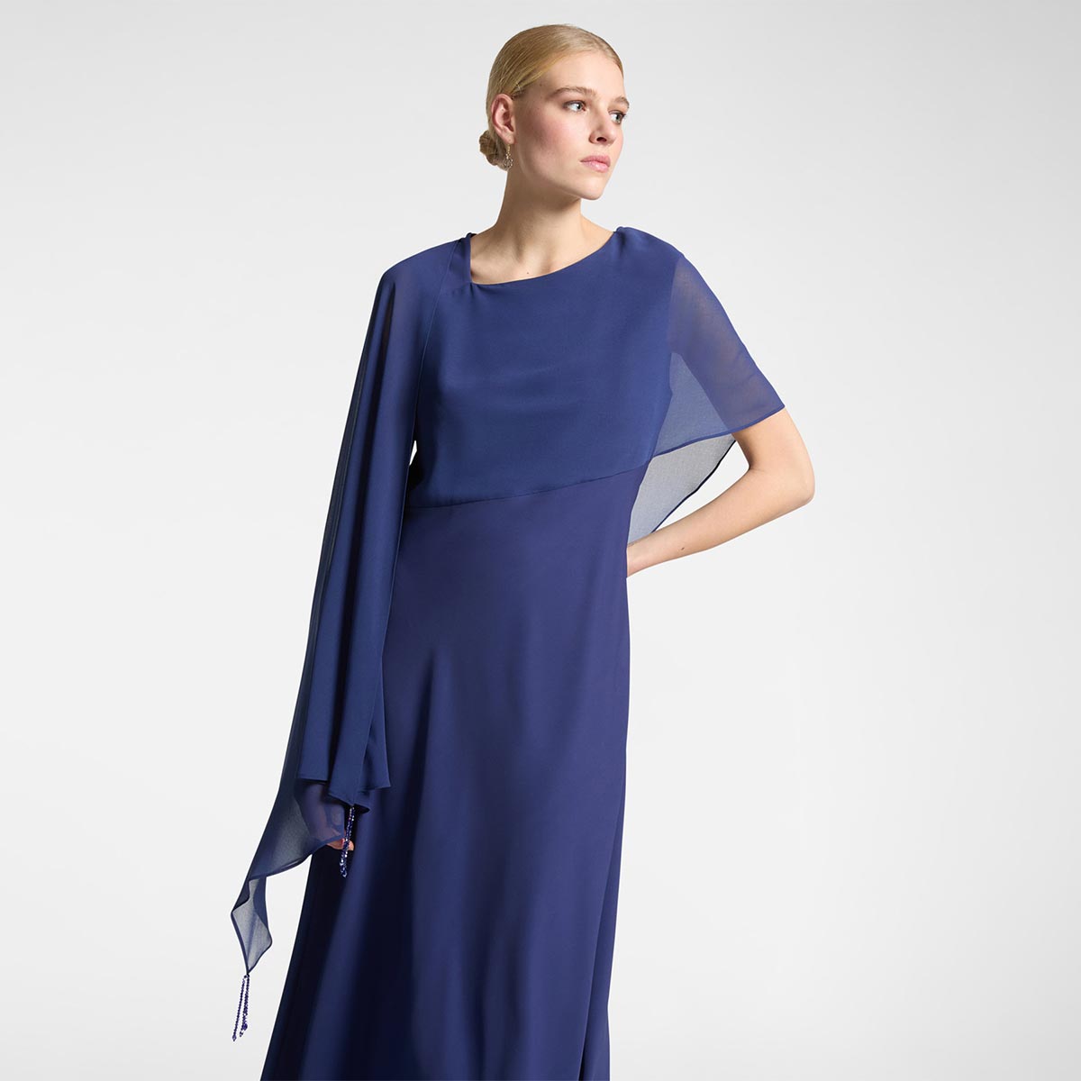 Abito lungo elegante con stola