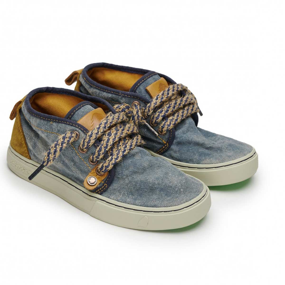 Sneakers in lino