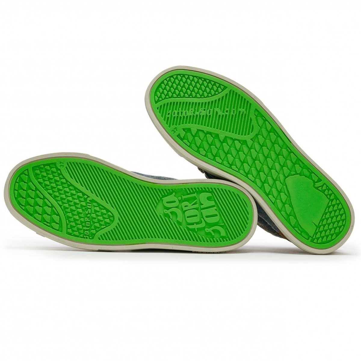 Sneakers in lino