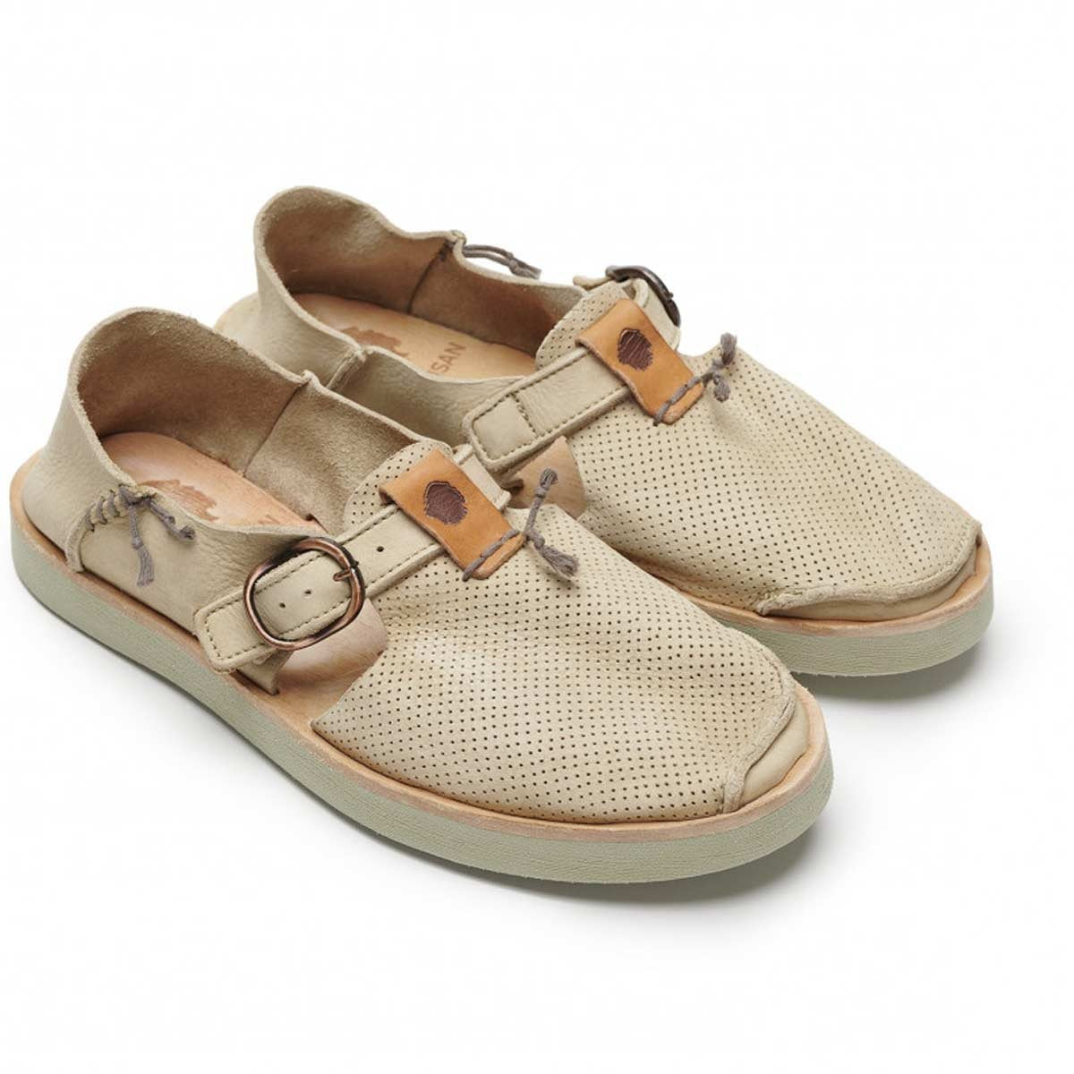 Scarpa in pelle traforata