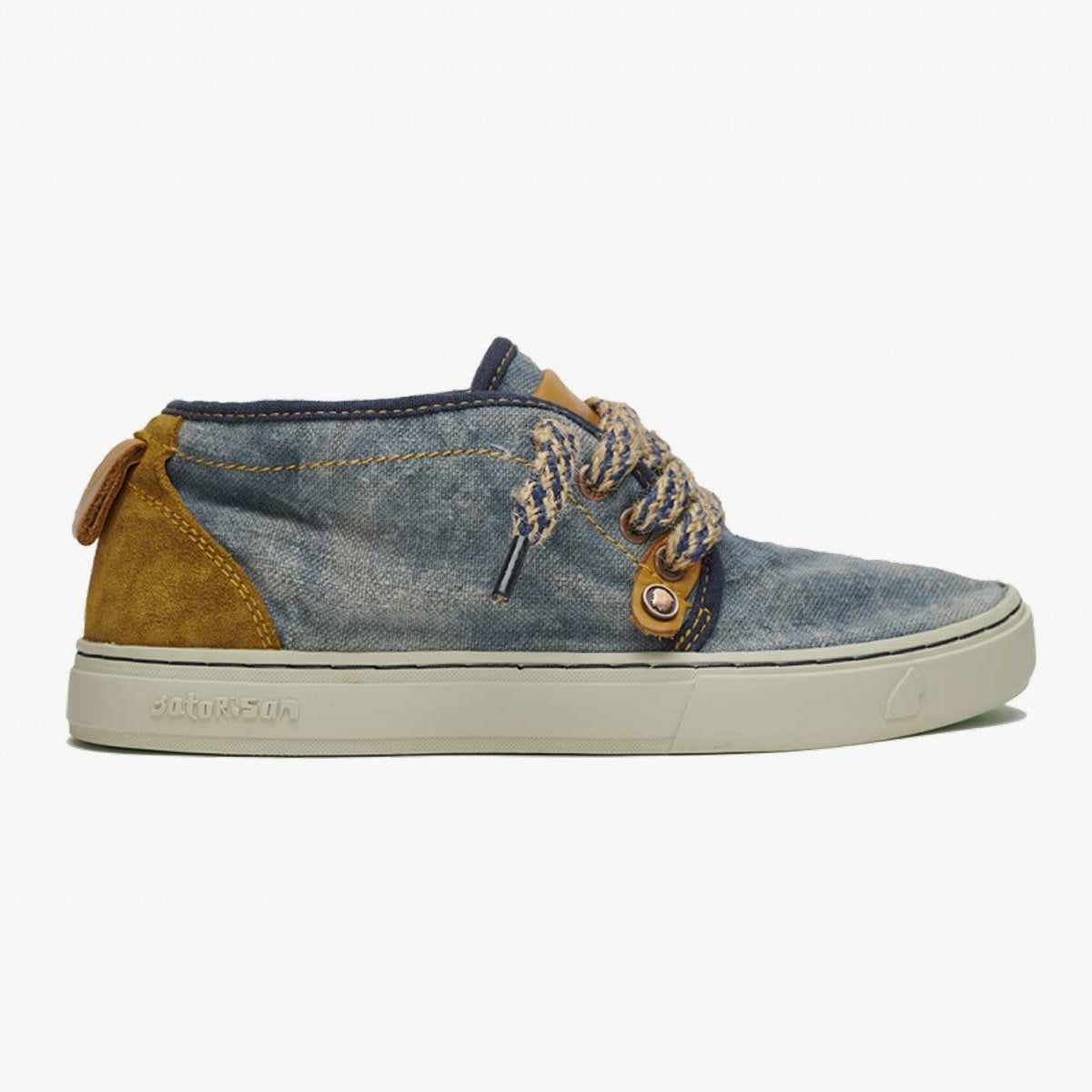 Sneakers in lino