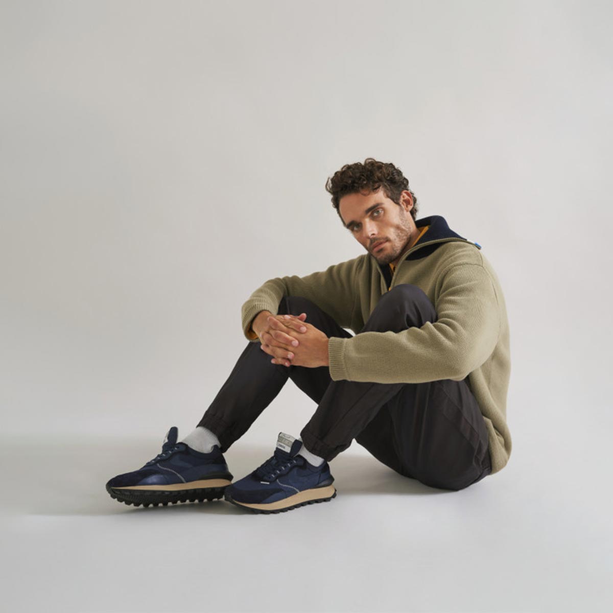 Sneaker in pelle scamosciata e tessuto