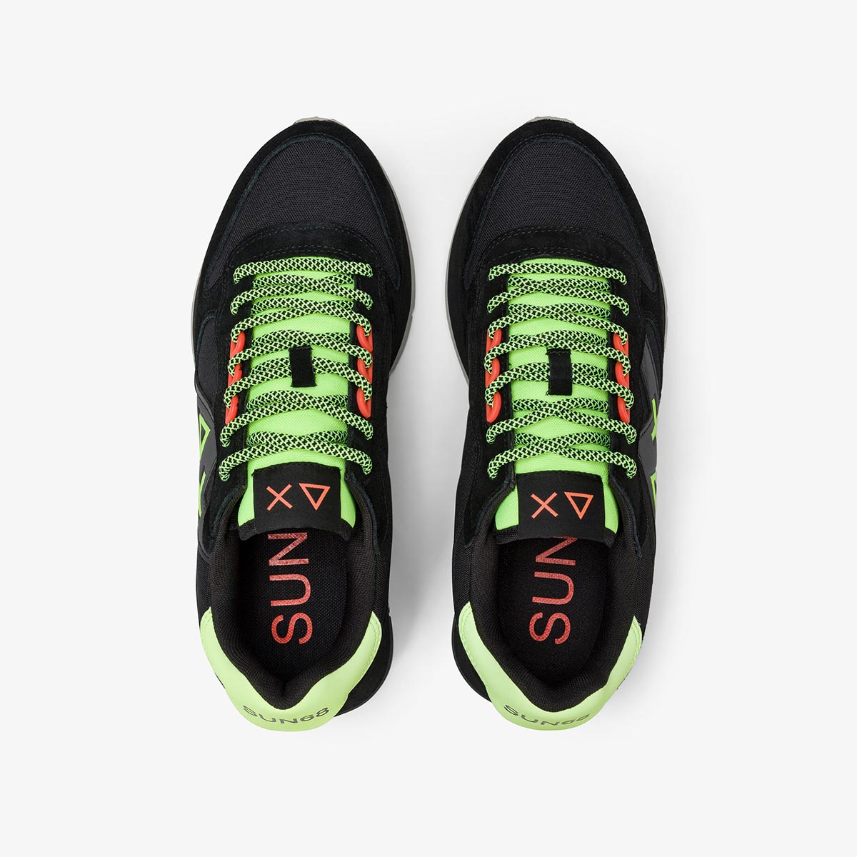 Sneaker in camoscio con logo nera fluo