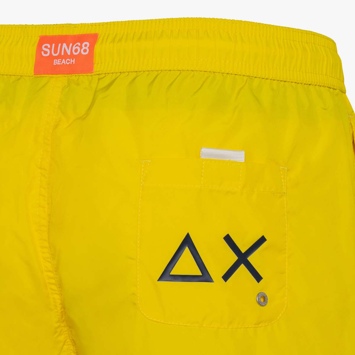 Boxer mare giallo
