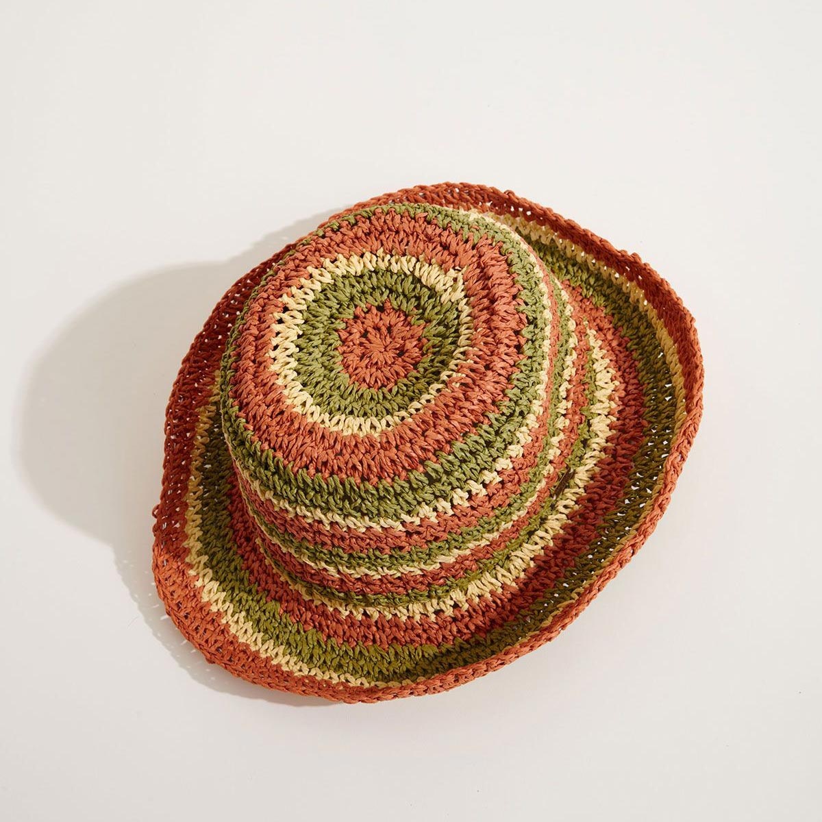 Cappello a pescatore in paglia