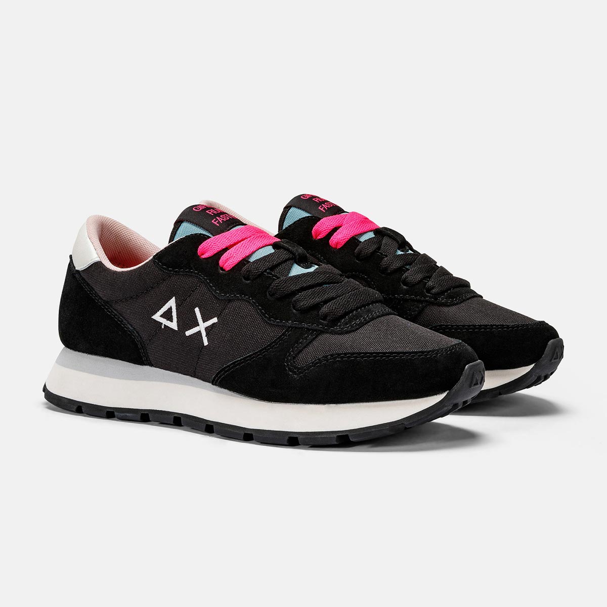 Sneaker nera e fucsia