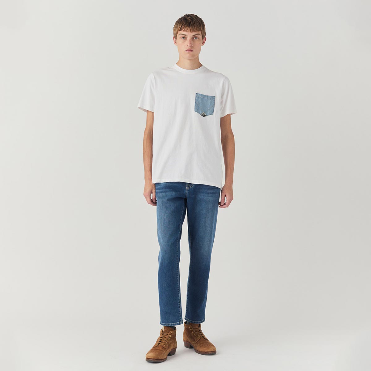 T-shirt con taschino in denim