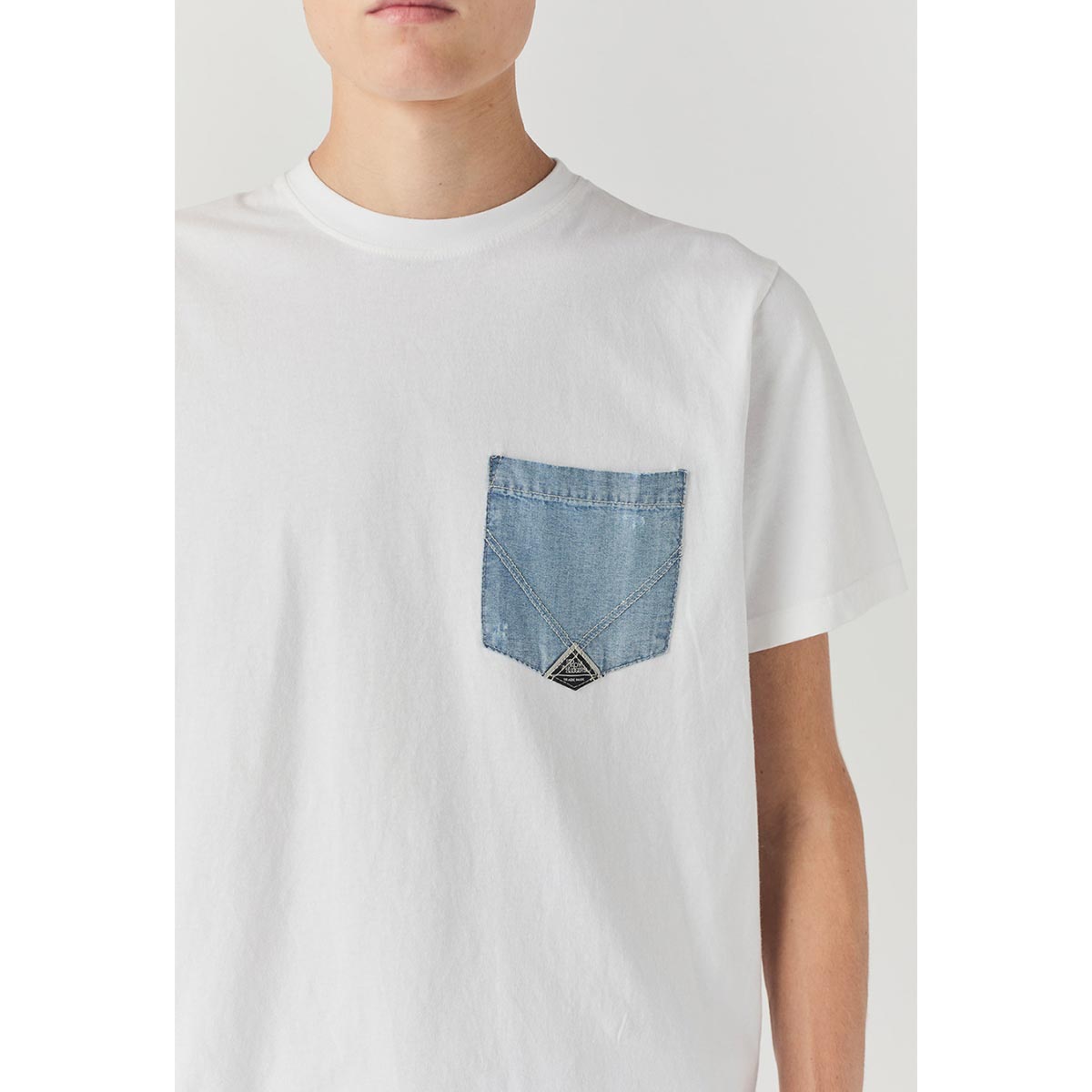 T-shirt con taschino in denim