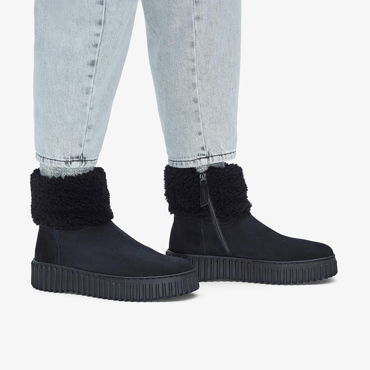 Stivaletto in pelle scamosciata nera