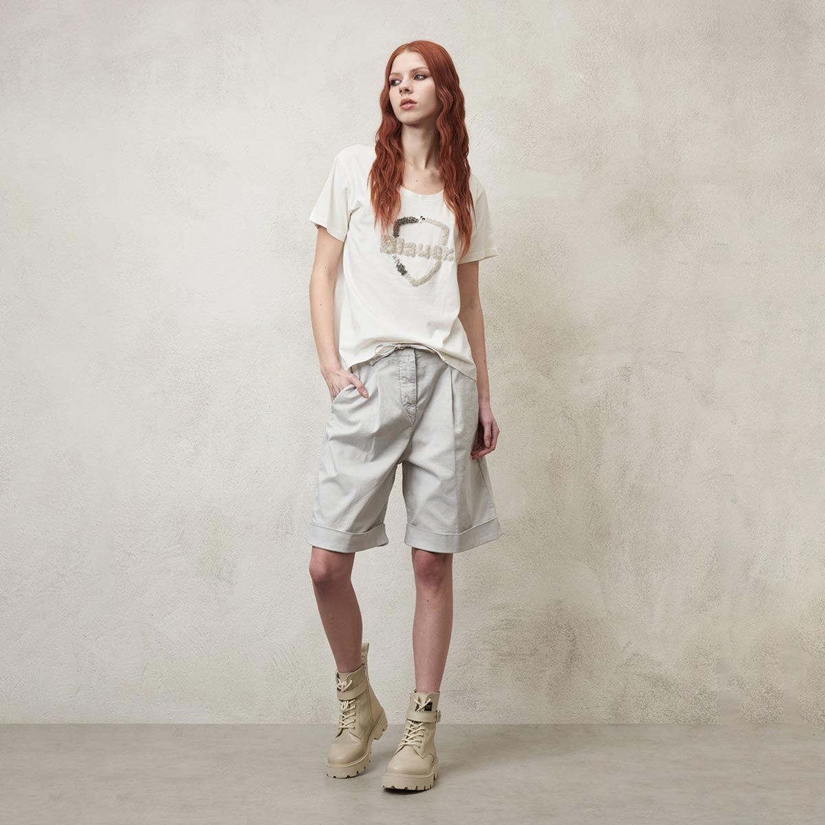 T-shirt logata paillette