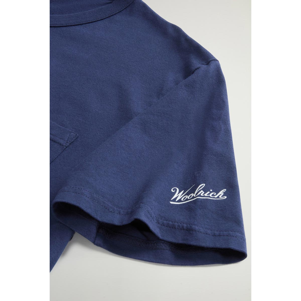 T-shirt con taschino blu