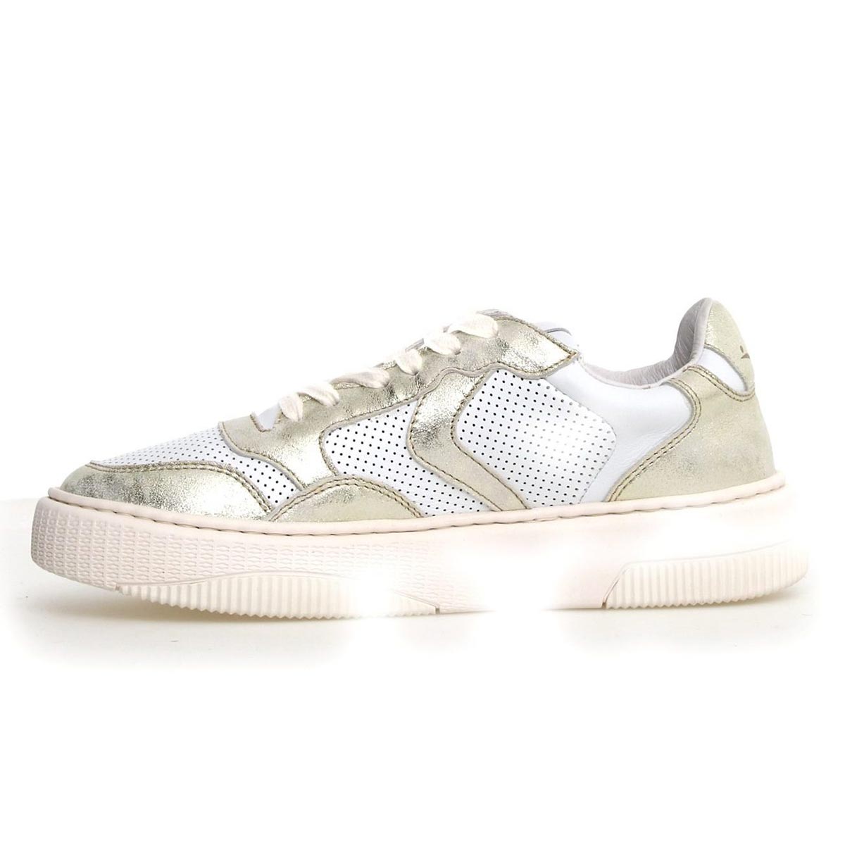 Sneaker in pelle traforata laminata