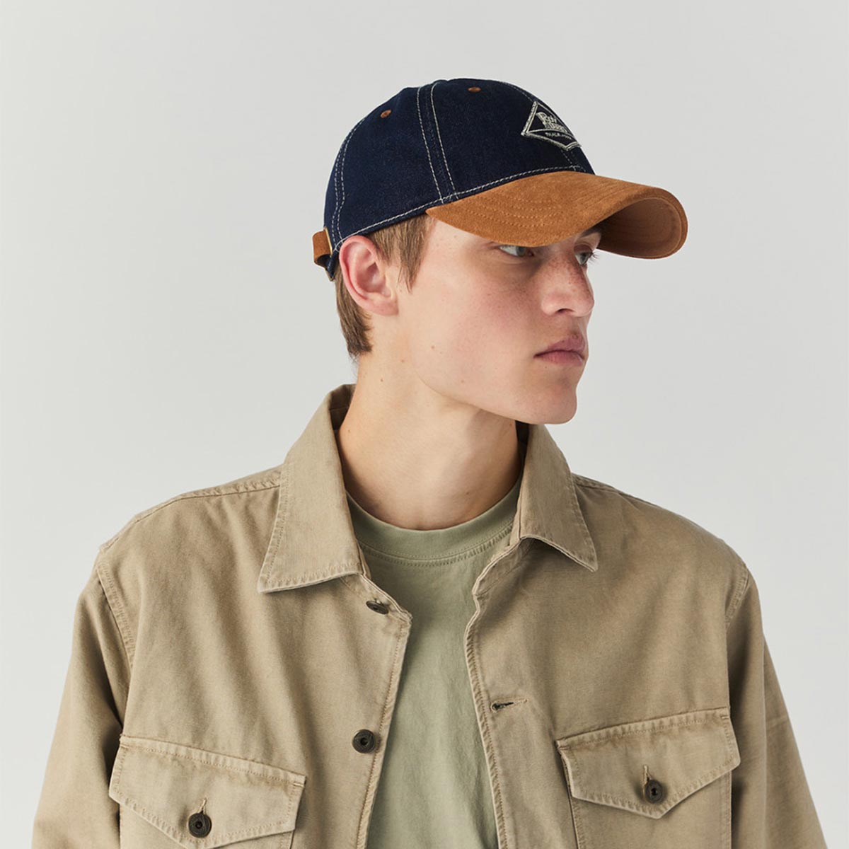 Visiera in denim e camoscio