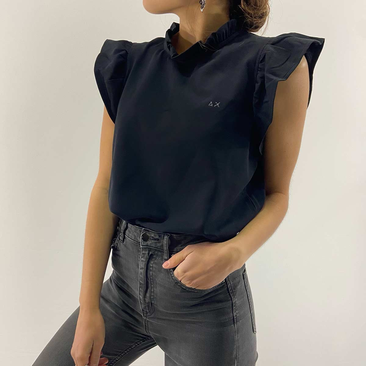 T-shirt nera con balze