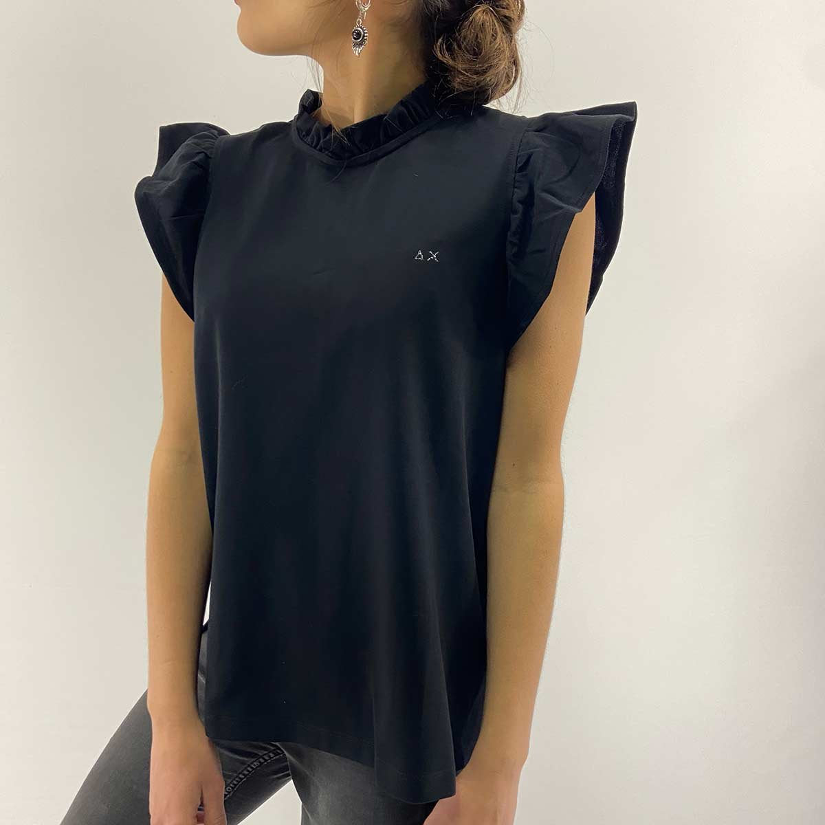 T-shirt nera con balze