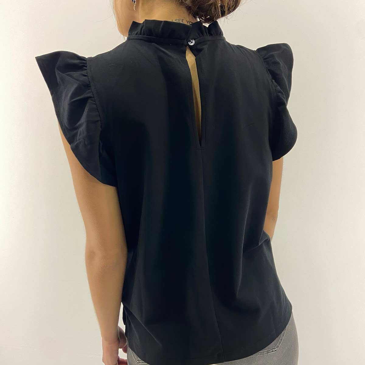 T-shirt nera con balze