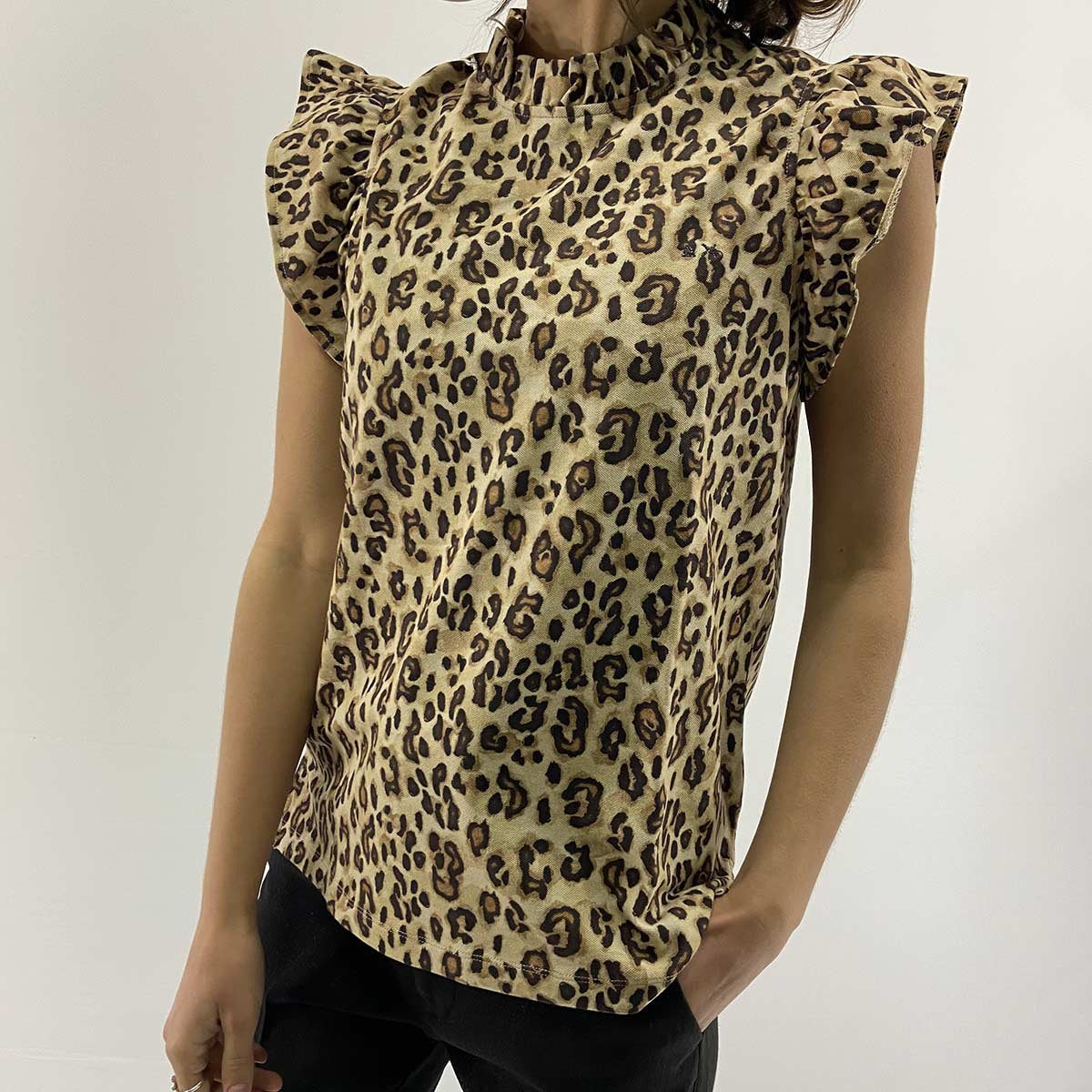 T-shirt maculata con balze