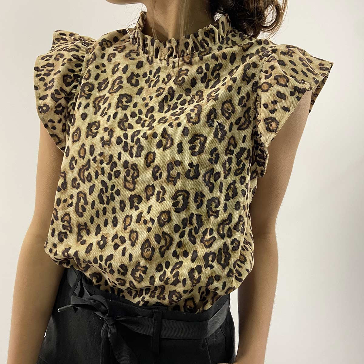T-shirt maculata con balze