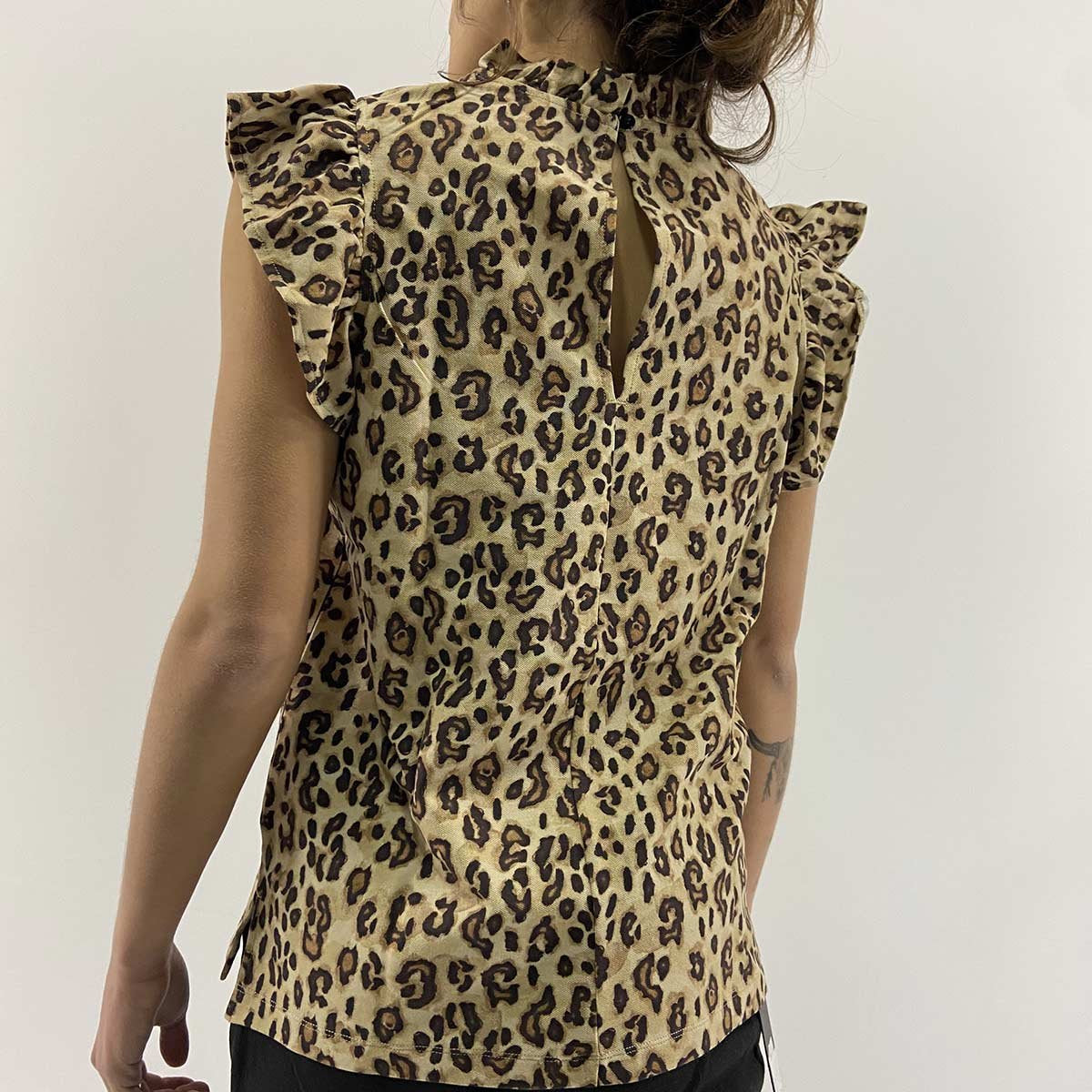 T-shirt maculata con balze