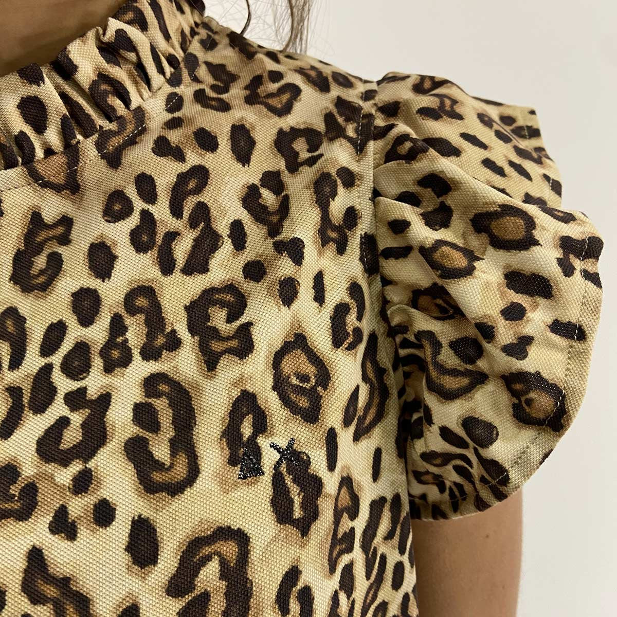 T-shirt maculata con balze