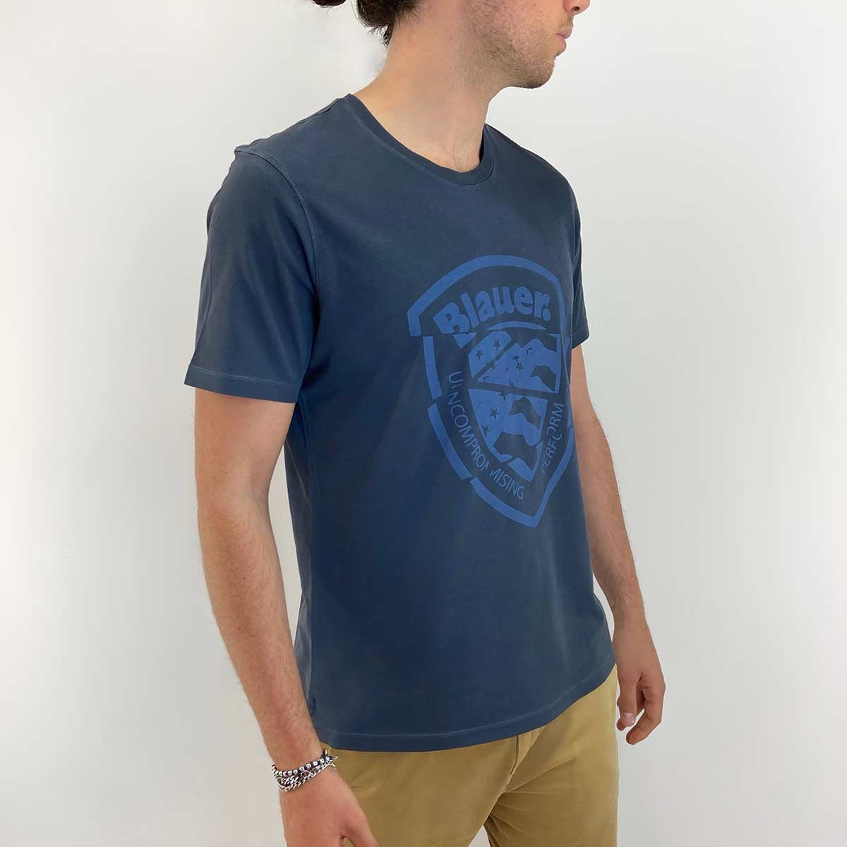 T-shirt scudo tagliato
