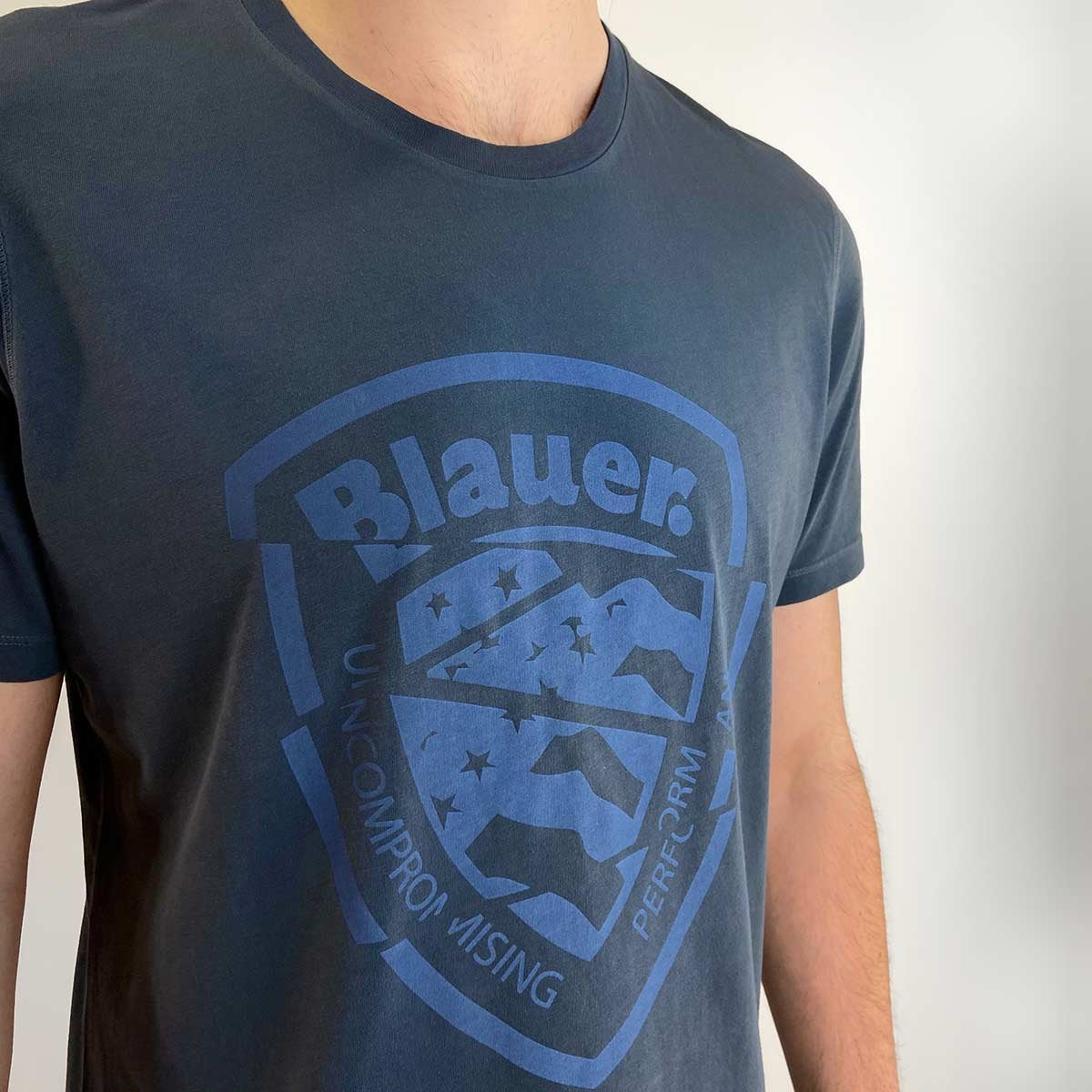 T-shirt scudo tagliato