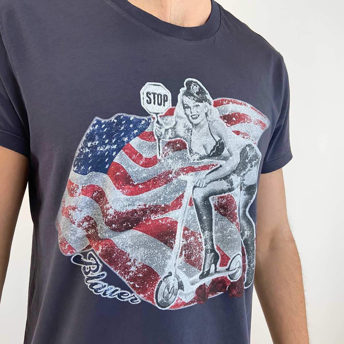 T-shirt con stampa bandiera