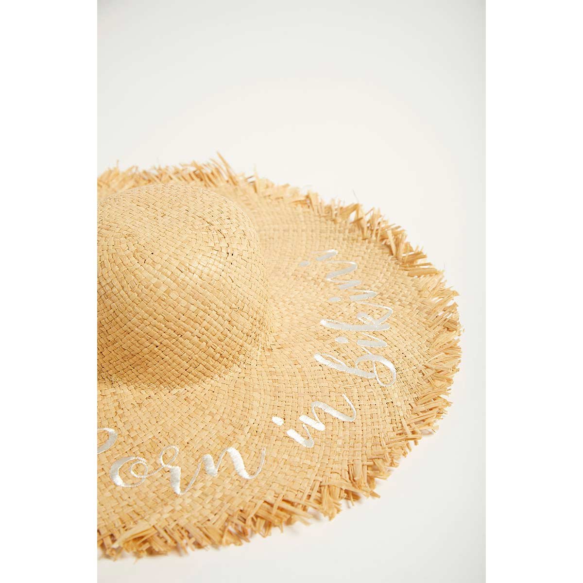 Cappello beige con scritta