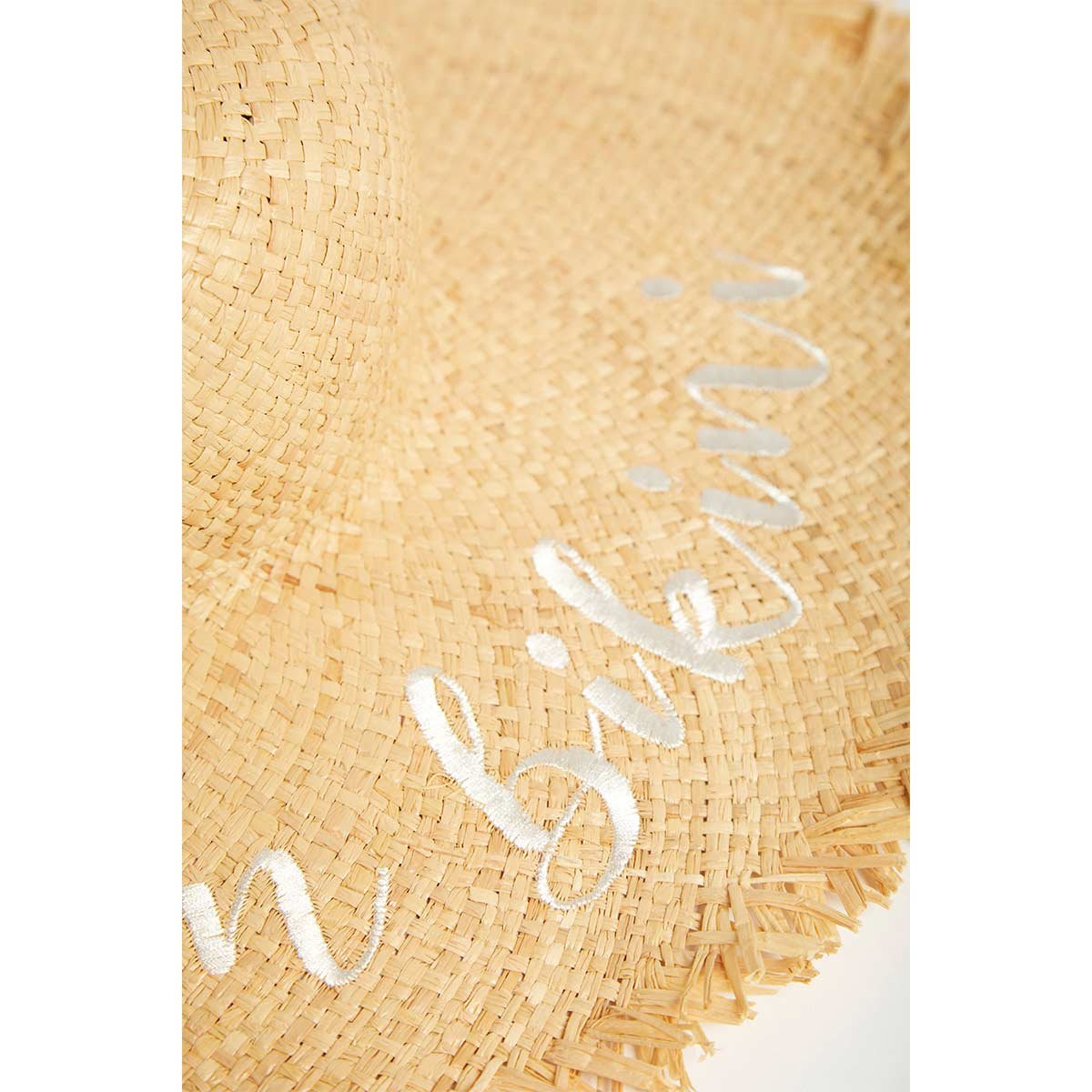 Cappello beige con scritta