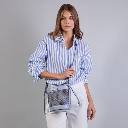 Borsa secchiello a tracolla in pelle e paglia