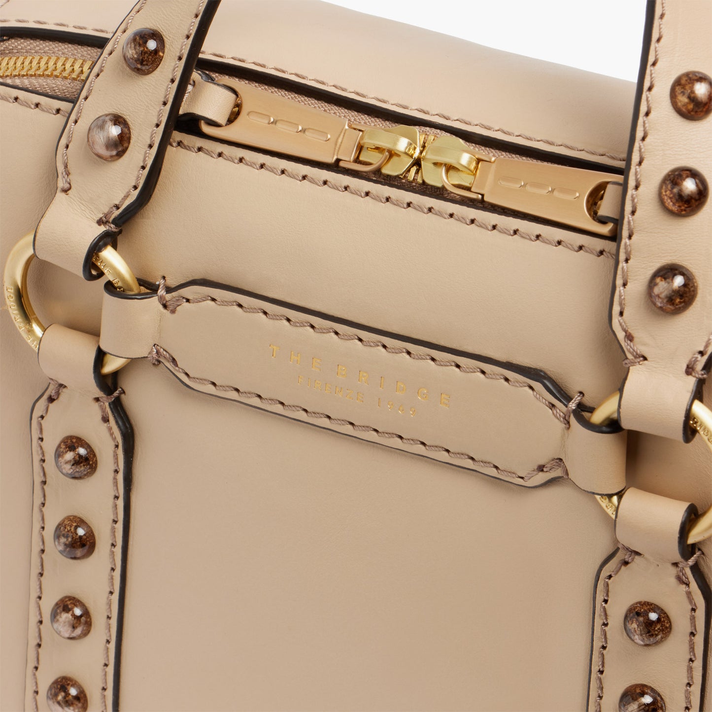 Borsa a mano in pelle con borchie e tracolla