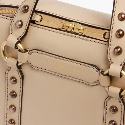 Borsa a mano in pelle con borchie e tracolla