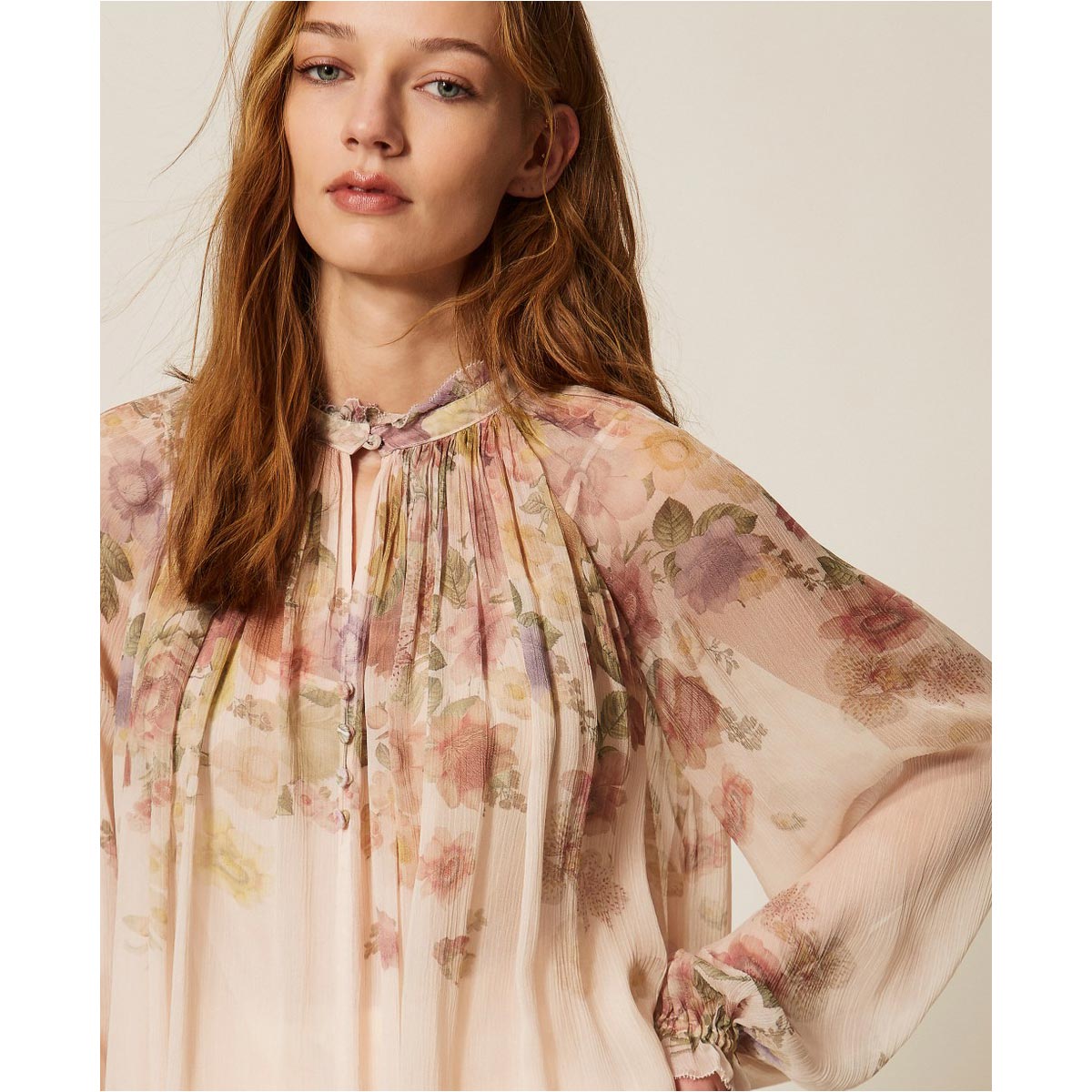 Blusa fantasia a fiori in creponne