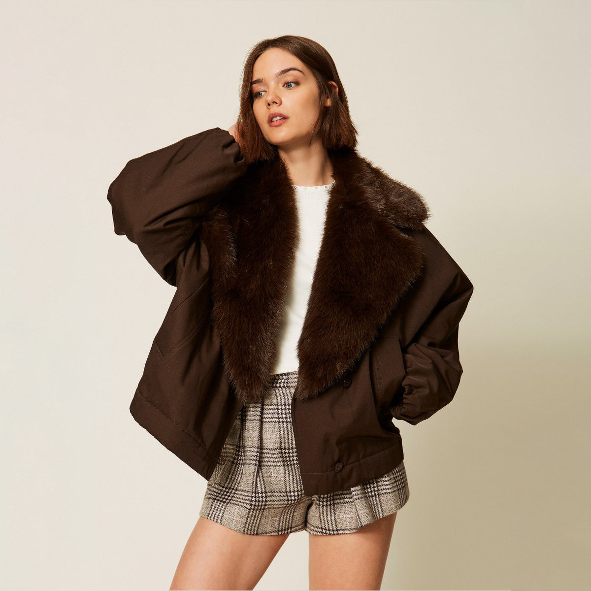 Giacca in gabardina con colletto in pelliccia eco