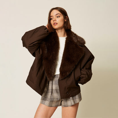 Giacca in gabardina con colletto in pelliccia eco