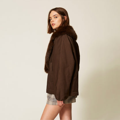 Giacca in gabardina con colletto in pelliccia eco
