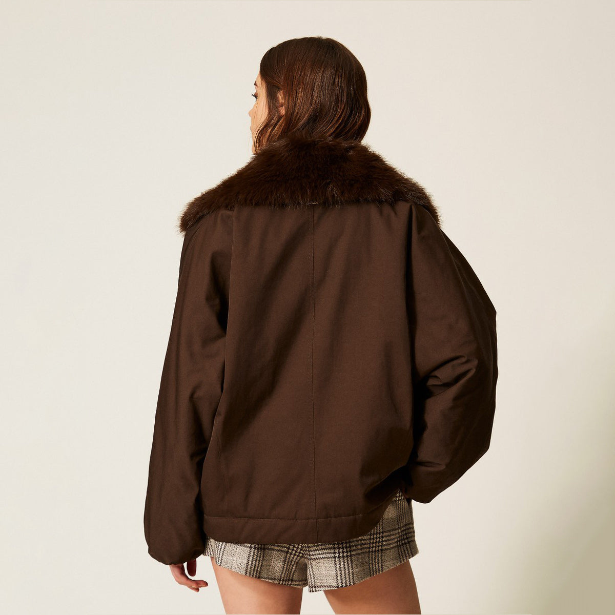 Giacca in gabardina con colletto in pelliccia eco