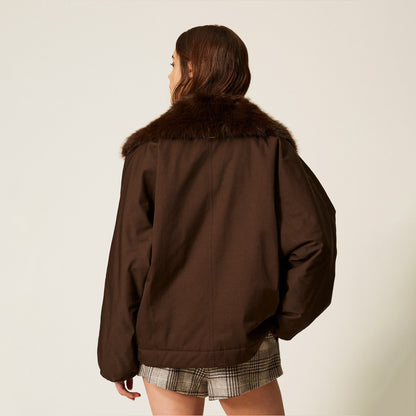 Giacca in gabardina con colletto in pelliccia eco