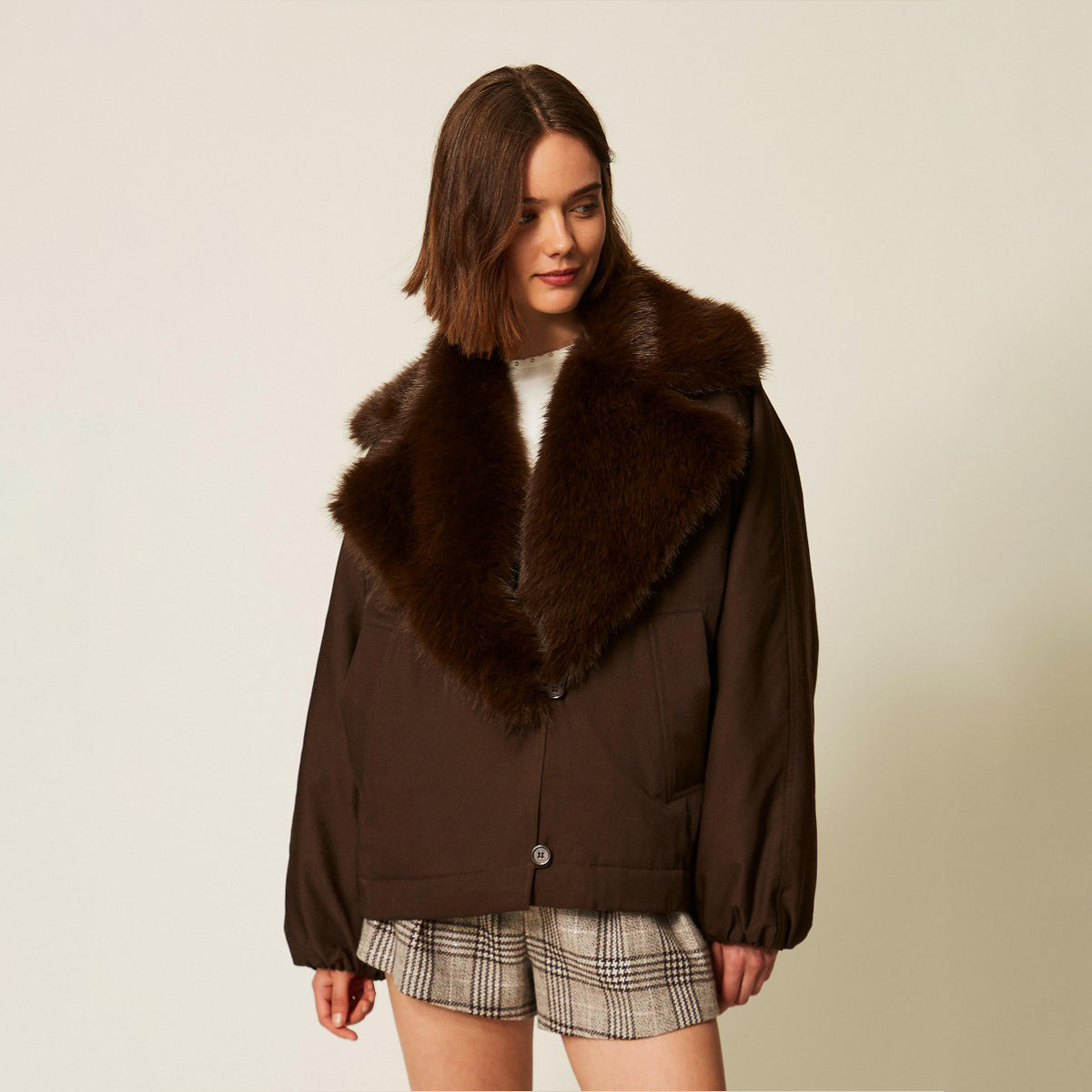 Giacca in gabardina con colletto in pelliccia eco