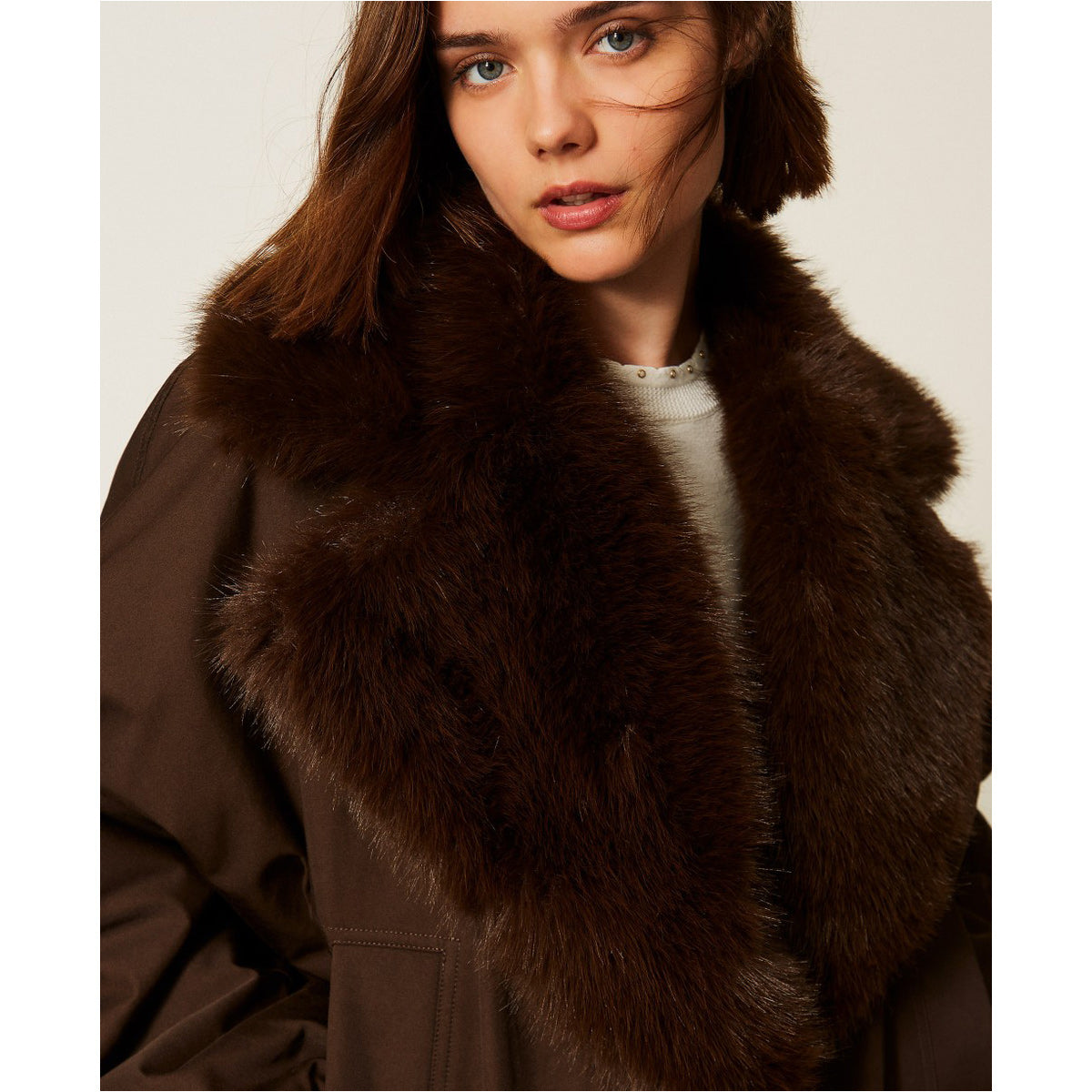 Giacca in gabardina con colletto in pelliccia eco