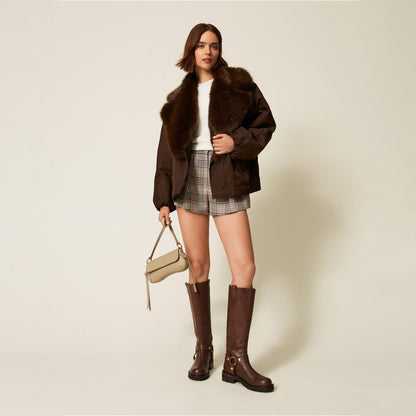 Giacca in gabardina con colletto in pelliccia eco