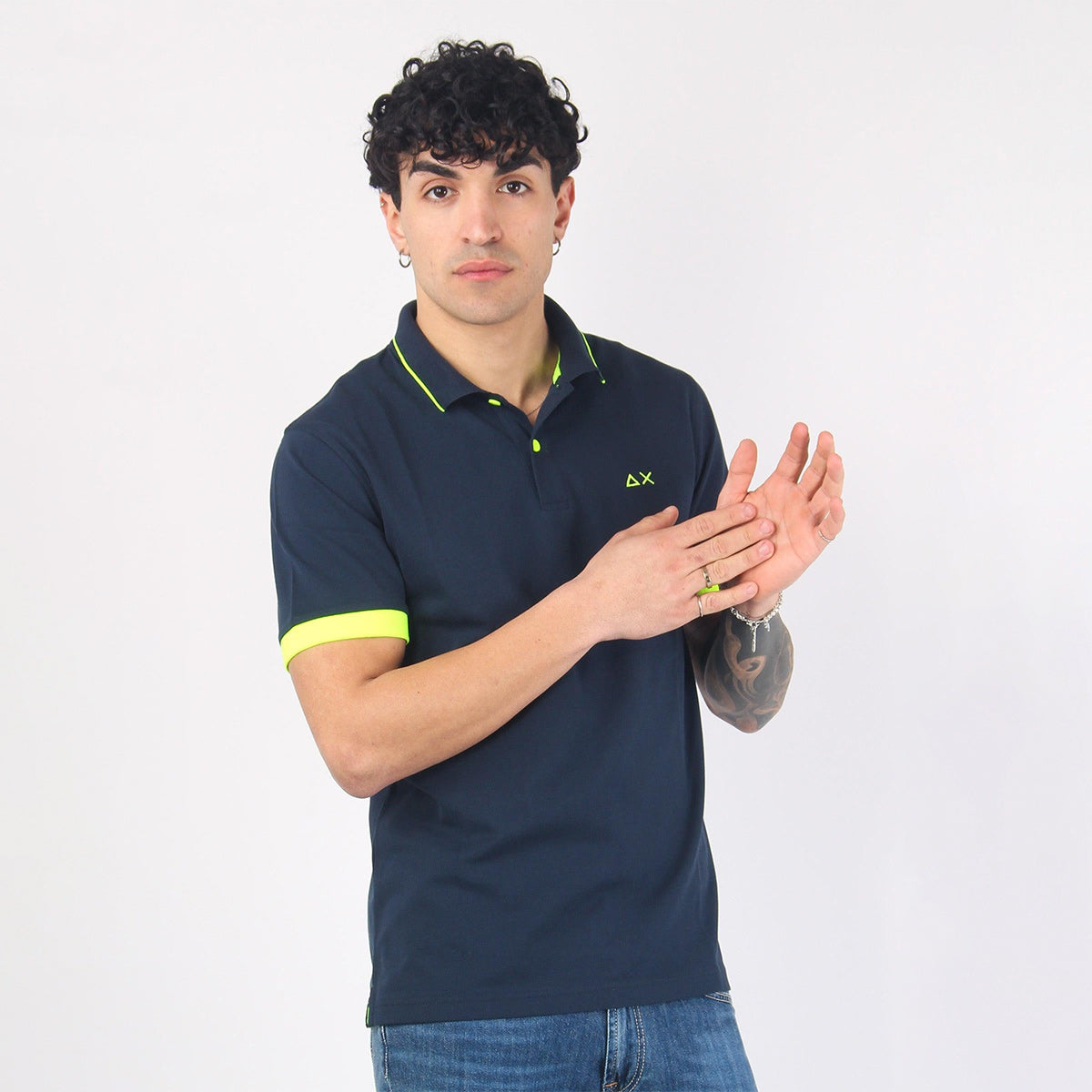 Polo in piquet con dettagli in contrasto fluo
