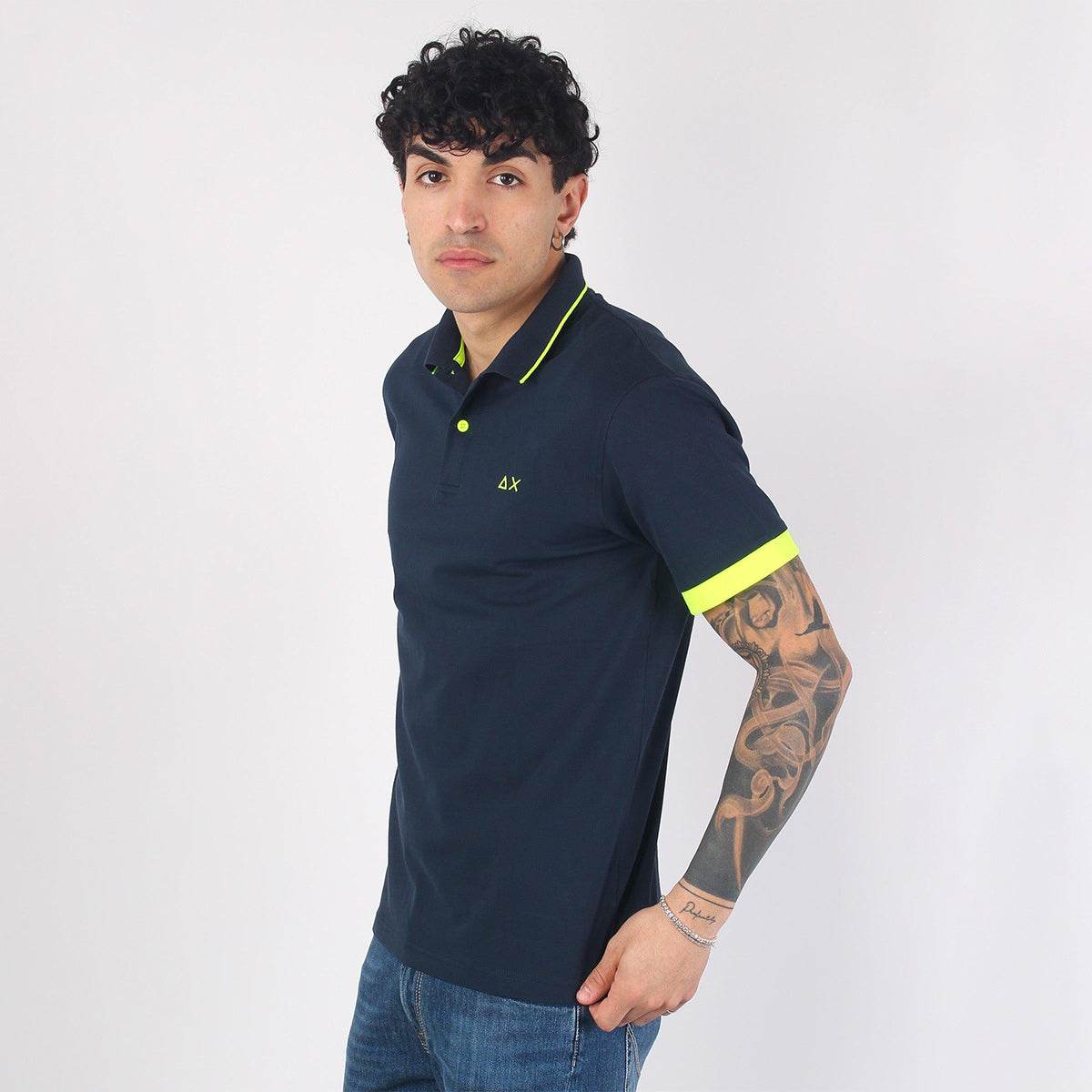 Polo in piquet con dettagli in contrasto fluo
