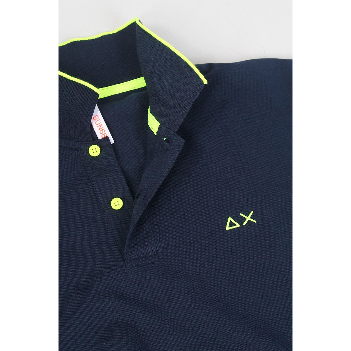 Polo in piquet con dettagli in contrasto fluo