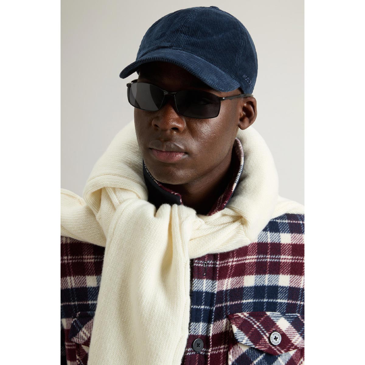 Cappello con visiera in velluto a coste