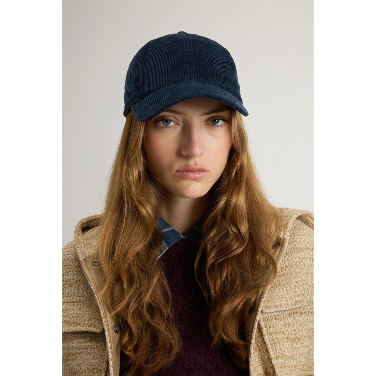 Cappello con visiera in velluto a coste